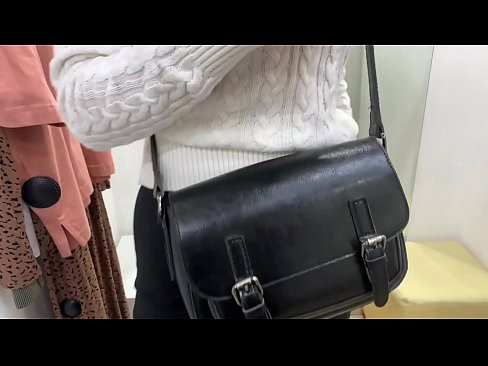 ❤️ Masturbasyon piblik nan jenn femèl FeralBerry ak yon gode nan sal la Fitting Porno nan nou ❌