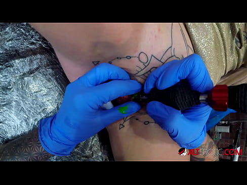 ❤️ Ekstrèmman tatoue hottie Sully Savage te fè yon tatoo sou klitoris li Porno nan nou ❌