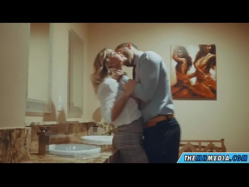 ❤️ Lè yon blond bèl sedui ou nan yon twalèt piblik Porno nan nou ❌